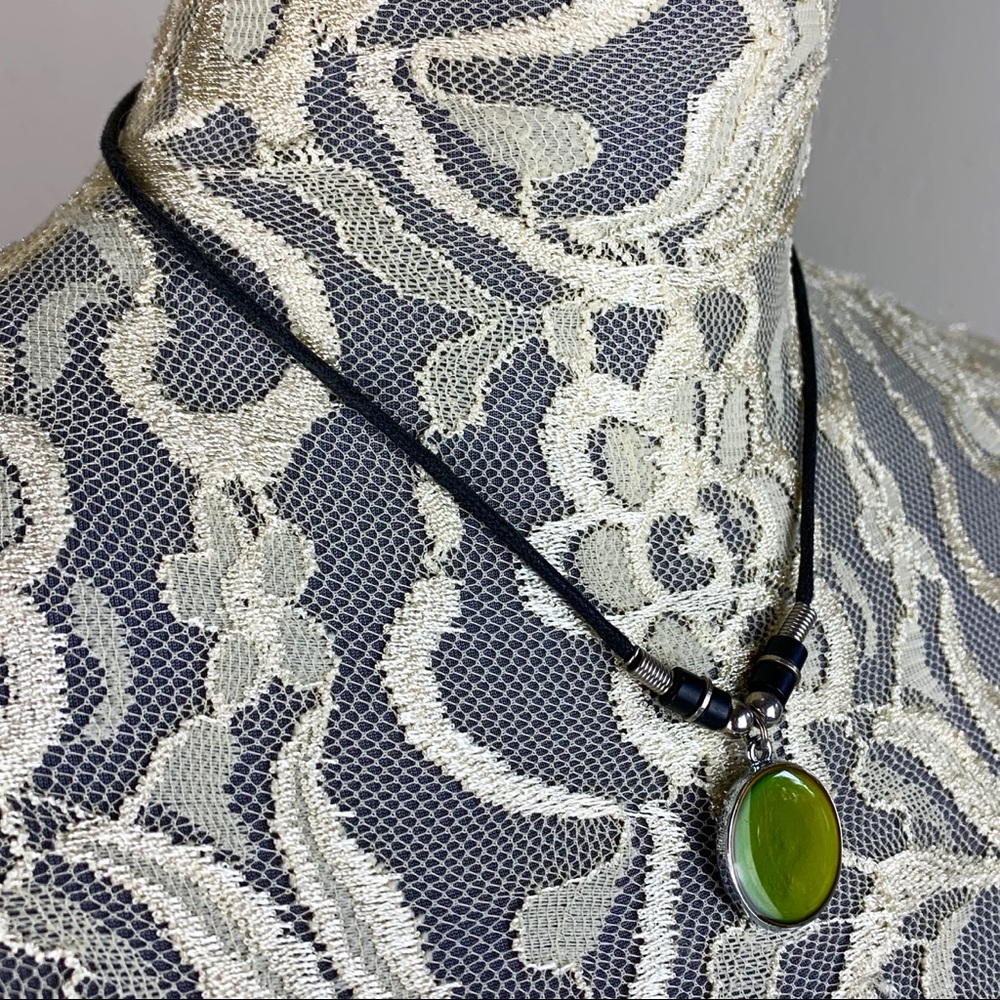 🌈 Color-Changing Mood Necklace 🌈 - Picture 2 of 8
